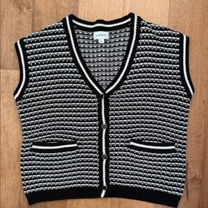 Evereve Black and White V-Neck Knit Sweater Vest